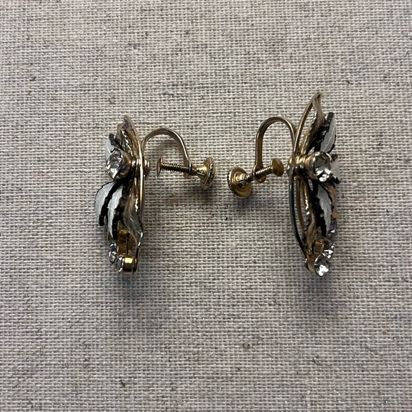 ✨ Vintage White Guilloche and Gold Tone Leaves Screw Back Earrings - Picture 4 of 5